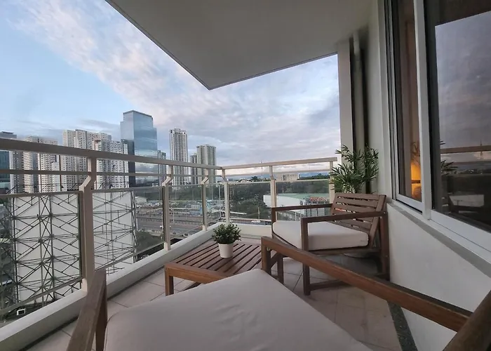 Queen Executive Near Solaire Casino And Mrt