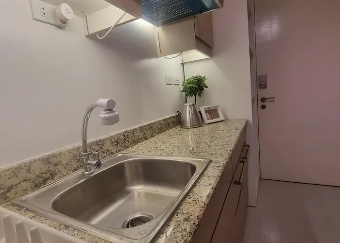 Queen Executive Near Solaire Casino And Mrt *