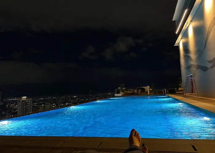 Queen Executive Near Solaire Casino And Mrt *